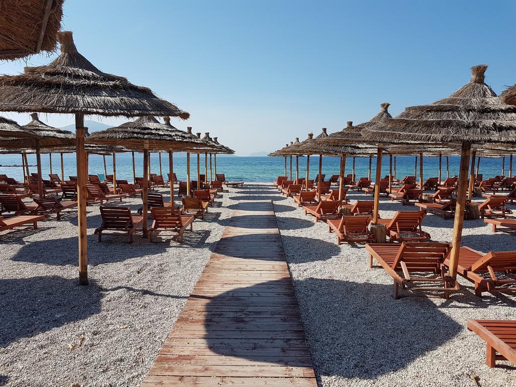 Flori Beach Apartment Radhime Bagian luar foto