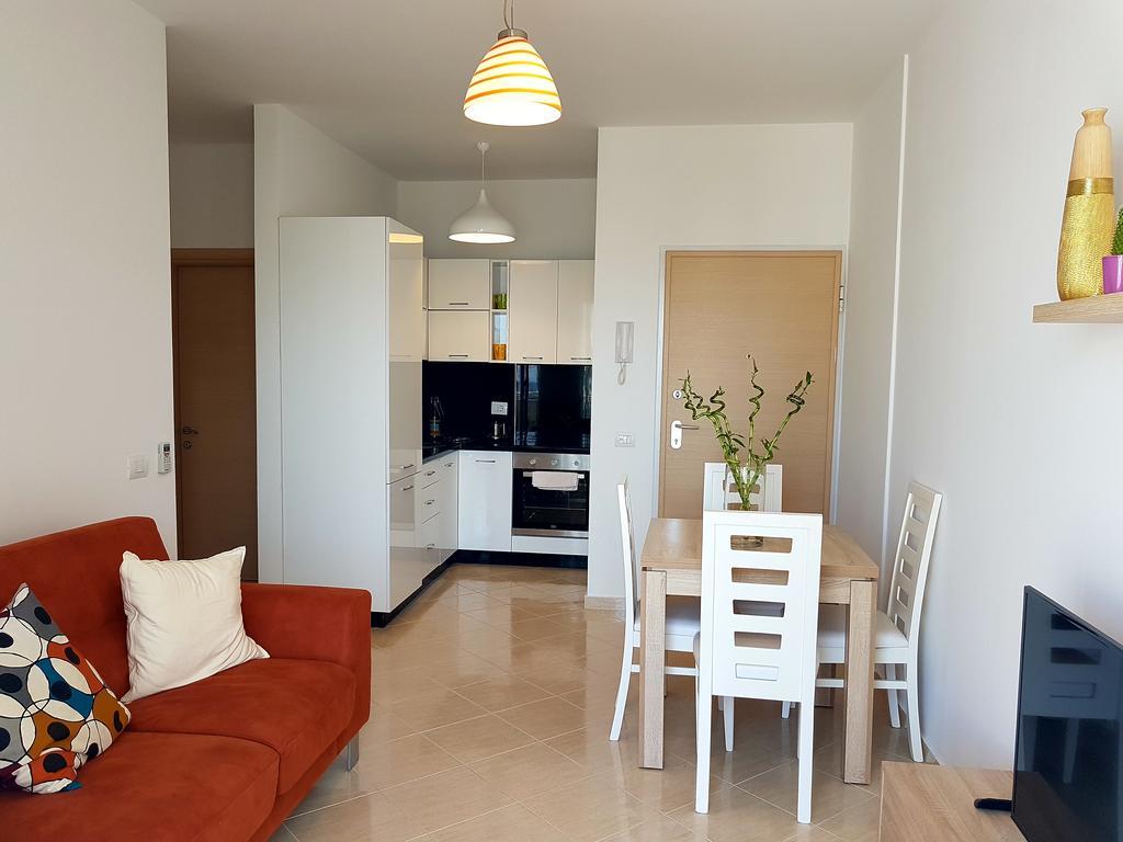 Flori Beach Apartment Radhime Bagian luar foto