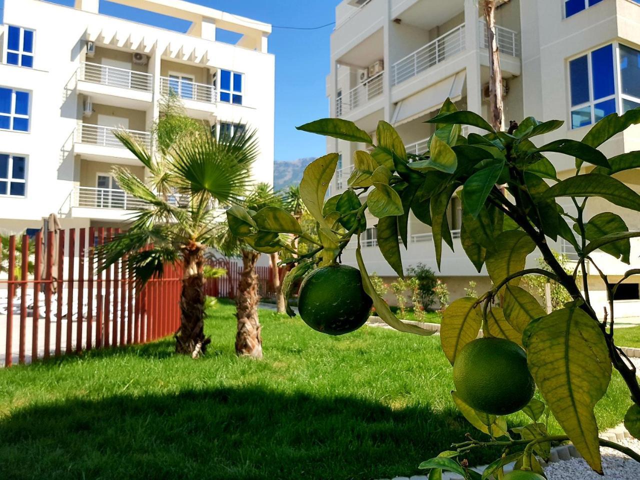 Flori Beach Apartment Radhime Bagian luar foto